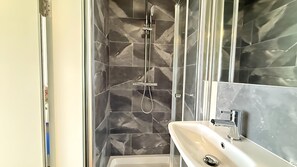 Studio luxueux, salle de bain privée | Salle de bain | Ensemble baignoire-douche, articles de toilette (gratuits)