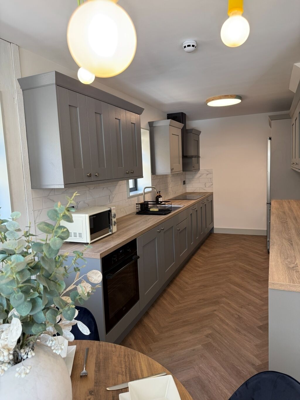 Full-sized fridge, microwave, oven, stovetop