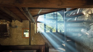 Un intérieur rustique en bois, agrémenté d’une grande fenêtre qui laisse entrer la lumière naturelle.