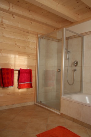 SĂšche-cheveux, serviettes fournies, papier toilette