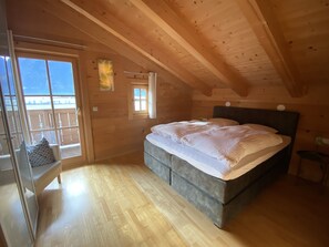 4 bedrooms, iron/ironing board, Internet, bed sheets