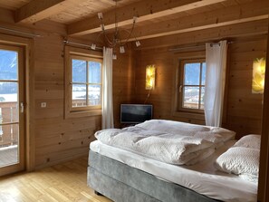 4 bedrooms, iron/ironing board, Internet, bed sheets