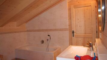 Een haardroger, handdoeken, toiletpapier