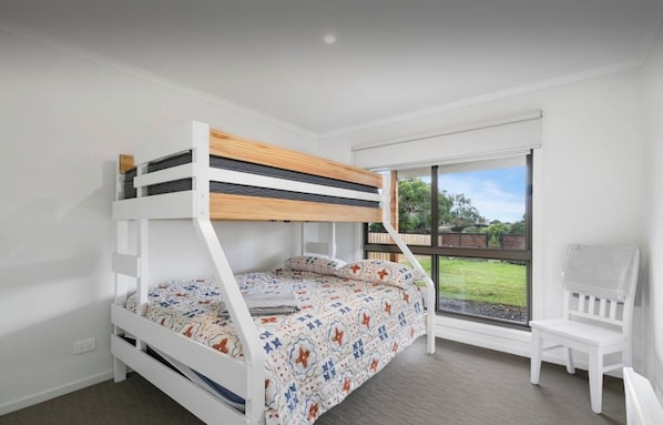 4 bedrooms, iron/ironing board, WiFi