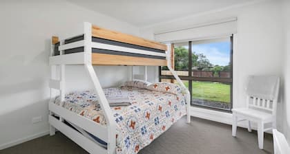 Cowes Family Retreat: Walk to Beach, Shops & Cafes – Large Yard for Kids!