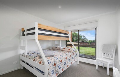 Cowes Family Retreat: Walk to Beach, Shops & Cafes – Large Yard for Kids!
