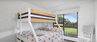 Cowes Family Retreat: Walk to Beach, Shops & Cafes – Large Yard for Kids!