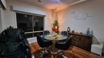 House, 5 Bedrooms, Smoking | Ruang tamu