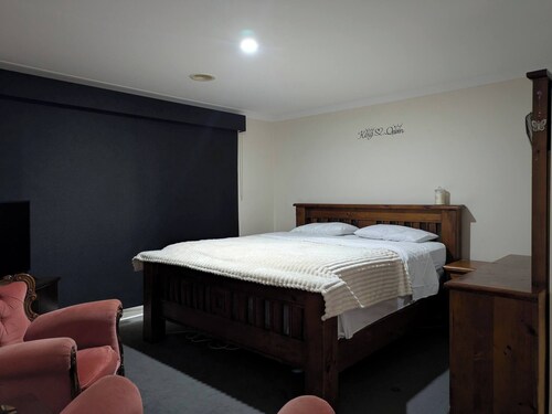 Cosy Spacious Hill Holiday Home