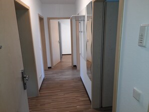 Deluxe Condo, Balcony, Garden View | Ruang tamu | 55 inci sebuah televisyen pintar dengan satelit