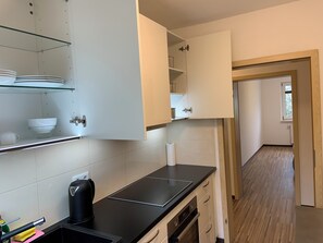 Deluxe Condo, Balcony, Garden View | Dapur peribadi | Peti sejuk/penyejuk beku saiz penuh, ketuhar, dapur