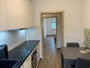 Deluxe Condo, Balcony, Garden View | Private kitchen | Full-size fridge, oven, stovetop, dishwasher - Best Boarding 24 (Schöllkrippen)