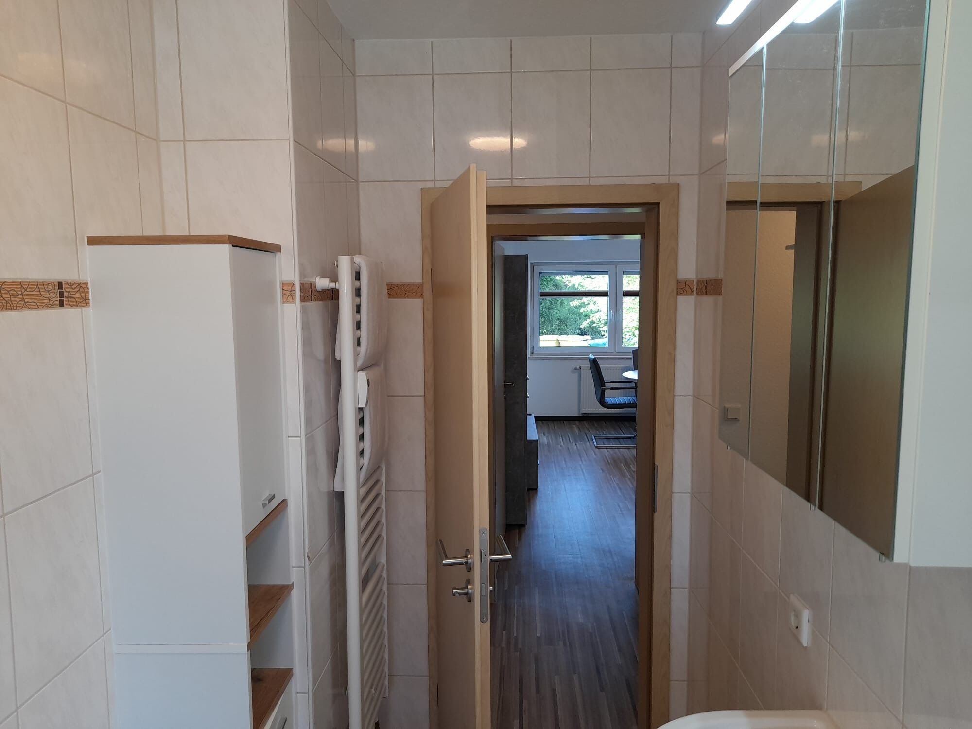 Deluxe-Apartment, Balkon, Gartenblick | Badezimmer | Duschwanne, Regendusche, Haartrockner, Handtücher