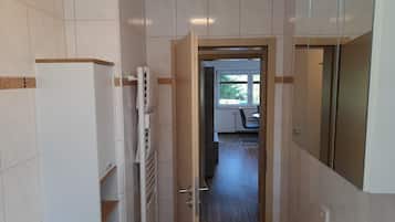 Kondo Deluks, balkon, pemandangan kebun | Kamar mandi | Kombinasi shower/bathtub, pancuran hujan, pengering rambut, dan handuk