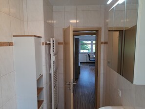 Bañera con ducha, cabezal de ducha tipo lluvia, secador de pelo, toallas