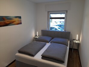 Deluxe appartement, balkon, uitzicht op tuin | Individueel gedecoreerd, individueel gemeubileerd, een bureau