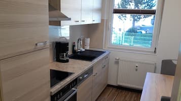 Deluxe Condo, Balcony, Garden View | Private kitchen