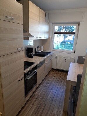 Deluxe Condo, Balcony, Garden View | Dapur peribadi | Peti sejuk/penyejuk beku saiz penuh, ketuhar, dapur