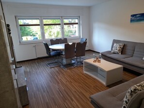 Deluxe Condo, Balcony, Garden View | Ruang tamu | 55 inci sebuah televisyen pintar dengan satelit