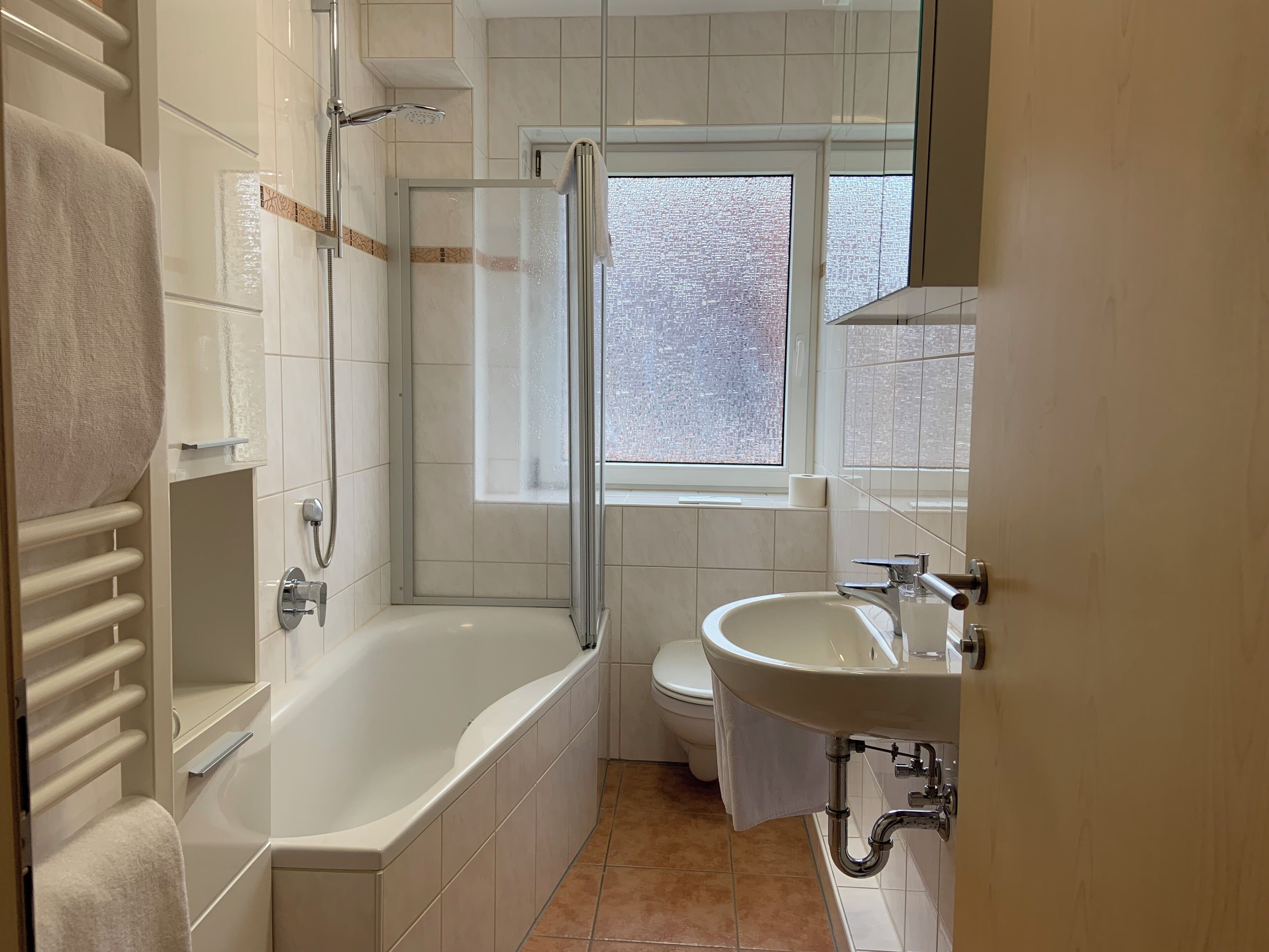 Un baño moderno con bañera, inodoro y lavabo.