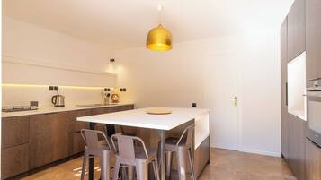 Lemari es, oven, kompor, dan mesin pencuci piring