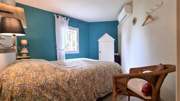 2 slaapkamers, een strijkplank/strijkijzer, reisbedje, gratis wifi