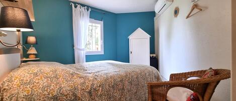 2 slaapkamers, een strijkplank/strijkijzer, reisbedje, gratis wifi