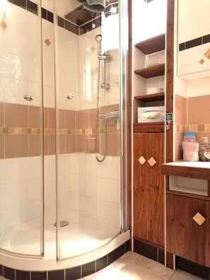Dusche, Haartrockner, Handtücher, Seife