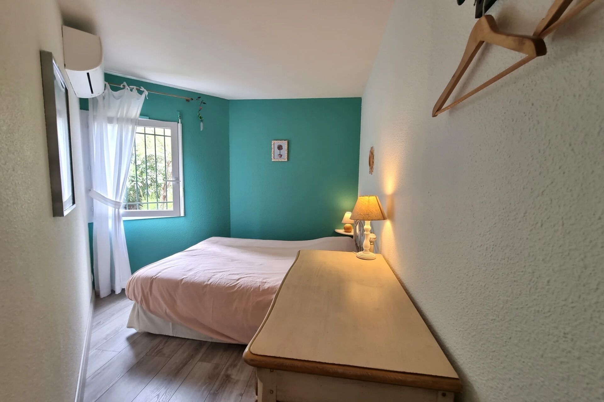 2 slaapkamers, een strijkplank/strijkijzer, reisbedje, gratis wifi