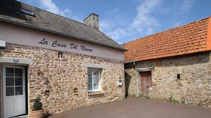 Un bâtiment en pierre sur lequel on peut lire l’inscription : « La Casa Del Nono ».
