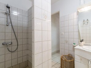 Bathroom - Cozy house near beach with garden and pets allowed (Créances)