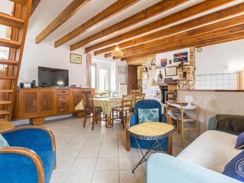 Family house with enclosed garden in Créances