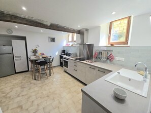 Réfrigérateur, four à micro-ondes, un four, lave-vaisselle