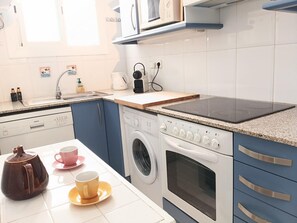 Fridge, microwave, oven, stovetop - VILLAS COSETTE Apartamento Marbella 31 2da línea a de mar, en Platja d'aro con wifi y AC portátil. (Platja d'Aro)