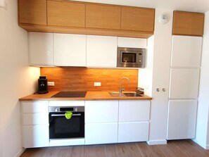 Een magnetron, een kookplaat, een vaatwasser