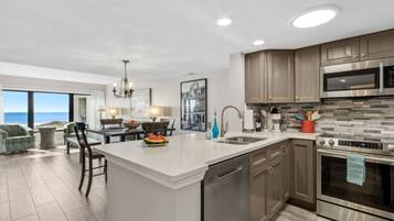 KĂŒhlschrank, Mikrowelle, Ofen, Herdplatte