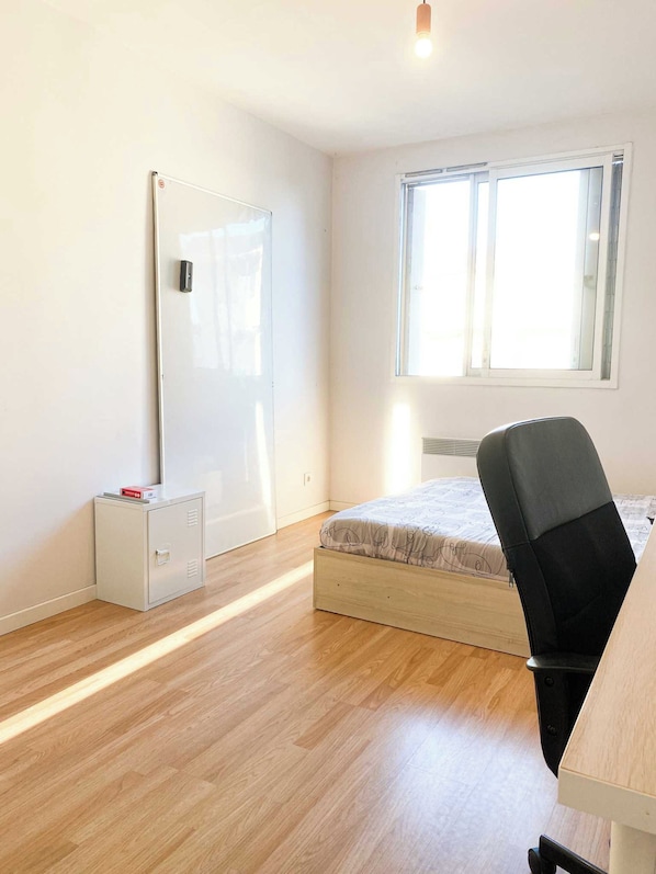 1 bedroom, bed sheets