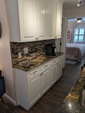 1 室のベッドルーム、アイロン / ア�イロン台、WiFi (無料)、ベッドシーツ