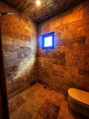 Habitación Confort | Baño | Amenidades de baño gratuitas, secadora de cabello, toallas, jabón