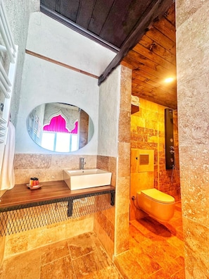 Deluxe Room | Bathroom | Free toiletries, hair dryer, towels, soap