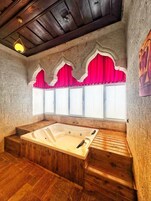 디럭스룸 | 욕실 | 무료 세면용품, 헤어드라이어, 타월, 비누