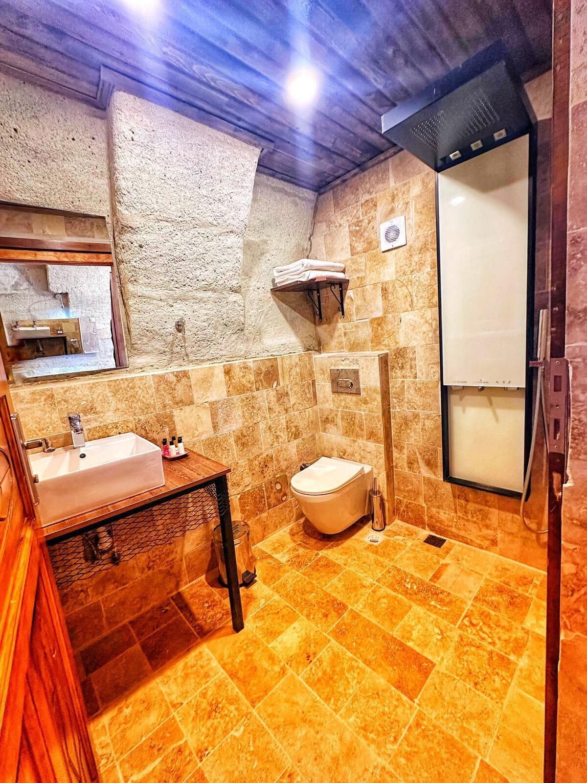 Standardzimmer | Badezimmer | Kostenlose Toilettenartikel, Haartrockner, Handtücher, Seife