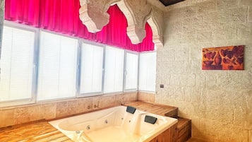 Deluxe Room | Bathroom | Free toiletries, hair dryer, towels, soap
