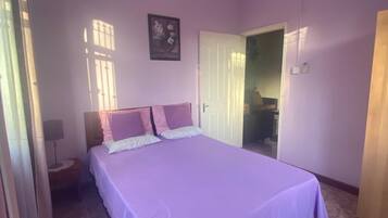 3 bedrooms, iron/ironing board, internet, bed sheets