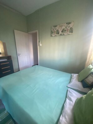 3 عدّة غرف نوم ومكواة/لوح كي وخدمة الإنترنت وملاءات أسرّة