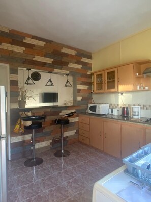 Micro-ondes, four, cafetiÚre/bouilloire, bouilloire électrique