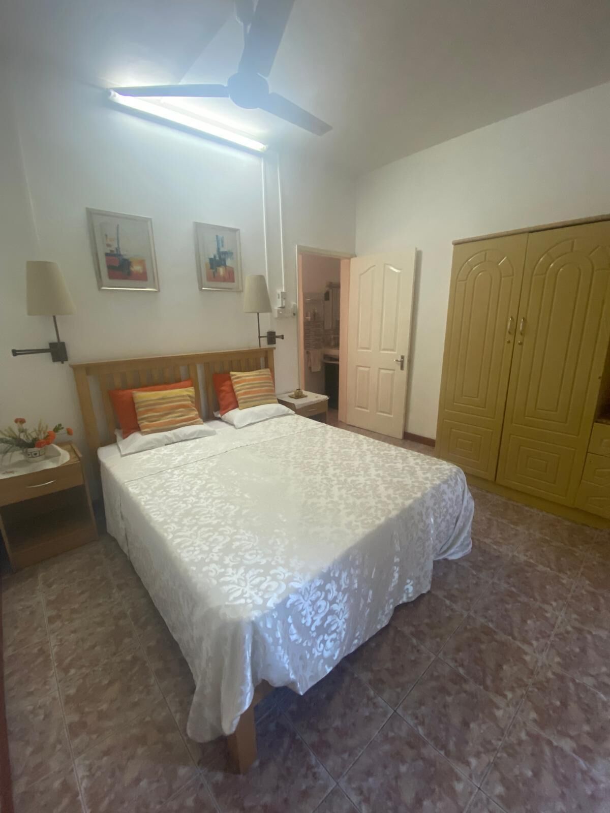 3 bedrooms, iron/ironing board, internet, bed sheets