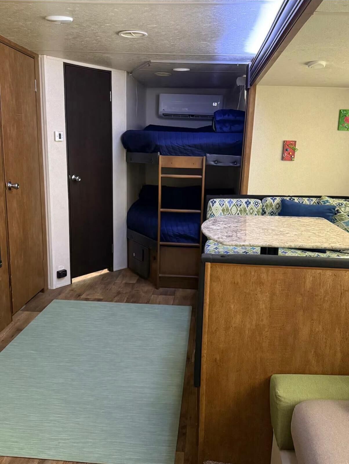 2 عدّة غرف نوم وواي فاي وملاءات أسرّة