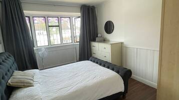 4 bedrooms, iron/ironing board, Internet, bed sheets