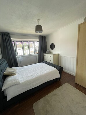 4 bedrooms, iron/ironing board, Internet, bed sheets